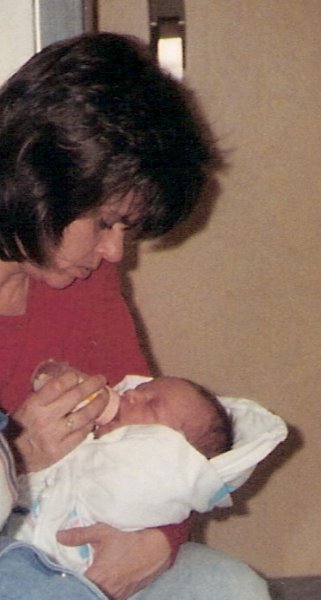 2000-12-13-mamaw-feeding-scott-at-the-hospital-when-he-was-born